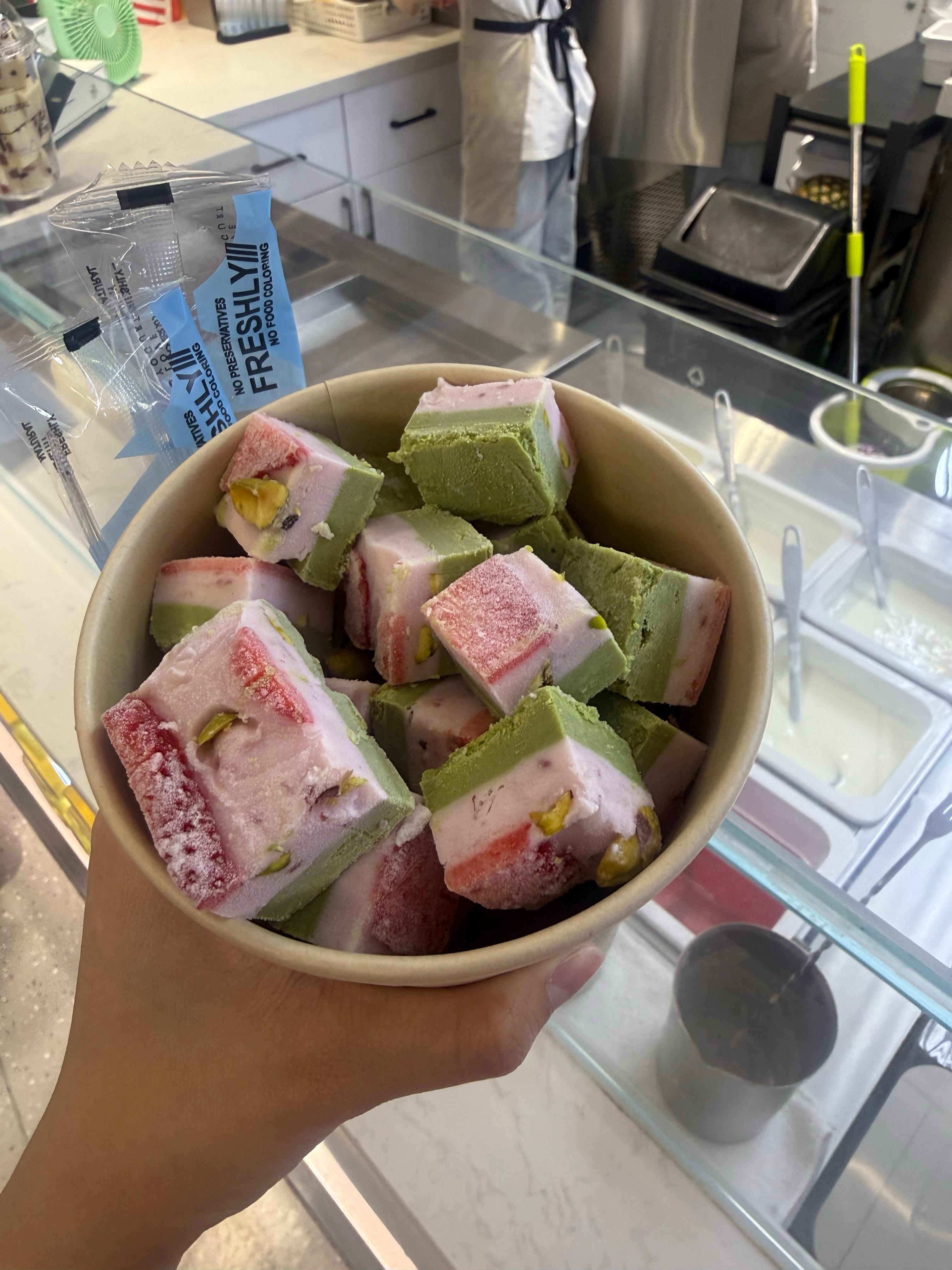 好吃！特别爱吃炒酸奶！以前喜欢吃各种鸡排鸡块啥的，减肥之后零食改成希腊酸奶、坚果