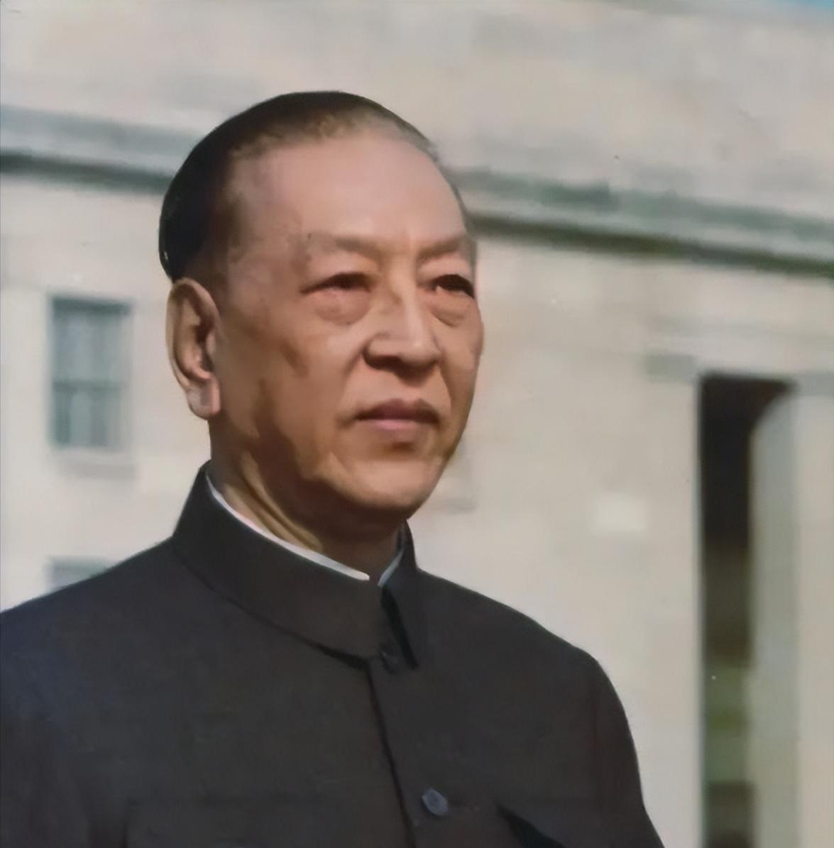新中国成立之初，中国驻瑞典大使耿飚遭到瑞典军官的轻视：听说大使阁下是一位将军，不