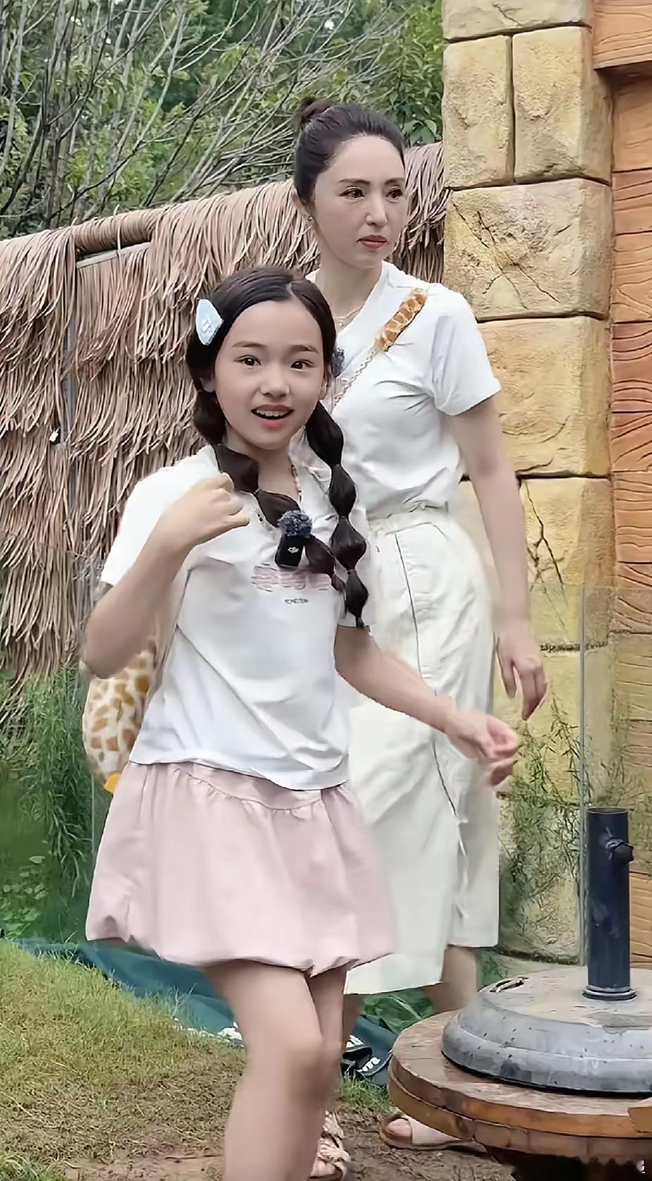 我的天啊，我今天才发现，原来真的有人天生就是做明星的料子，不接受反驳。​看到网友