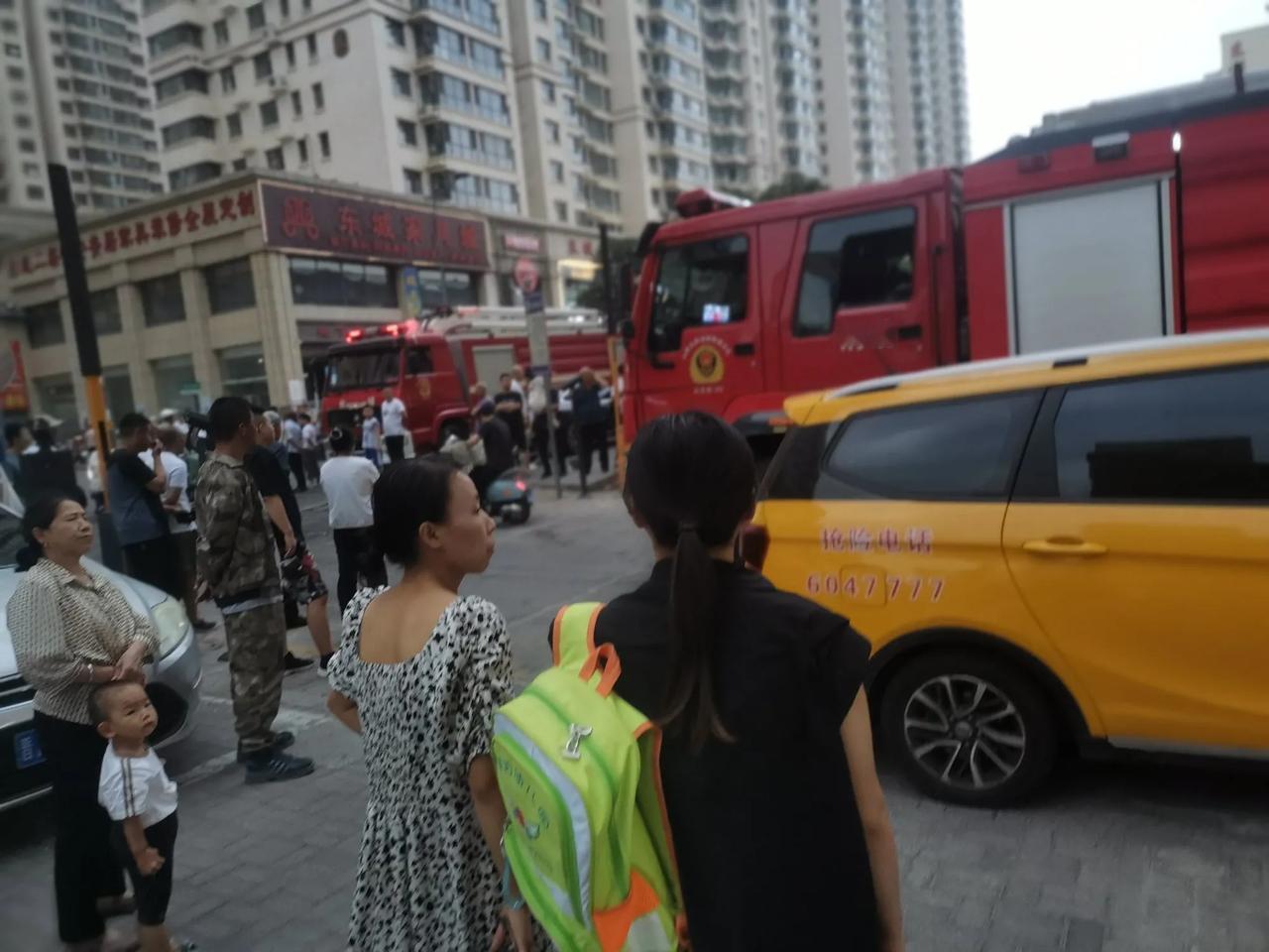  
傍晚时分，郝庄正街刚玉小区低层楼房着火了，现场浓烟滚滚，烟雾弥漫，窗户玻璃炸