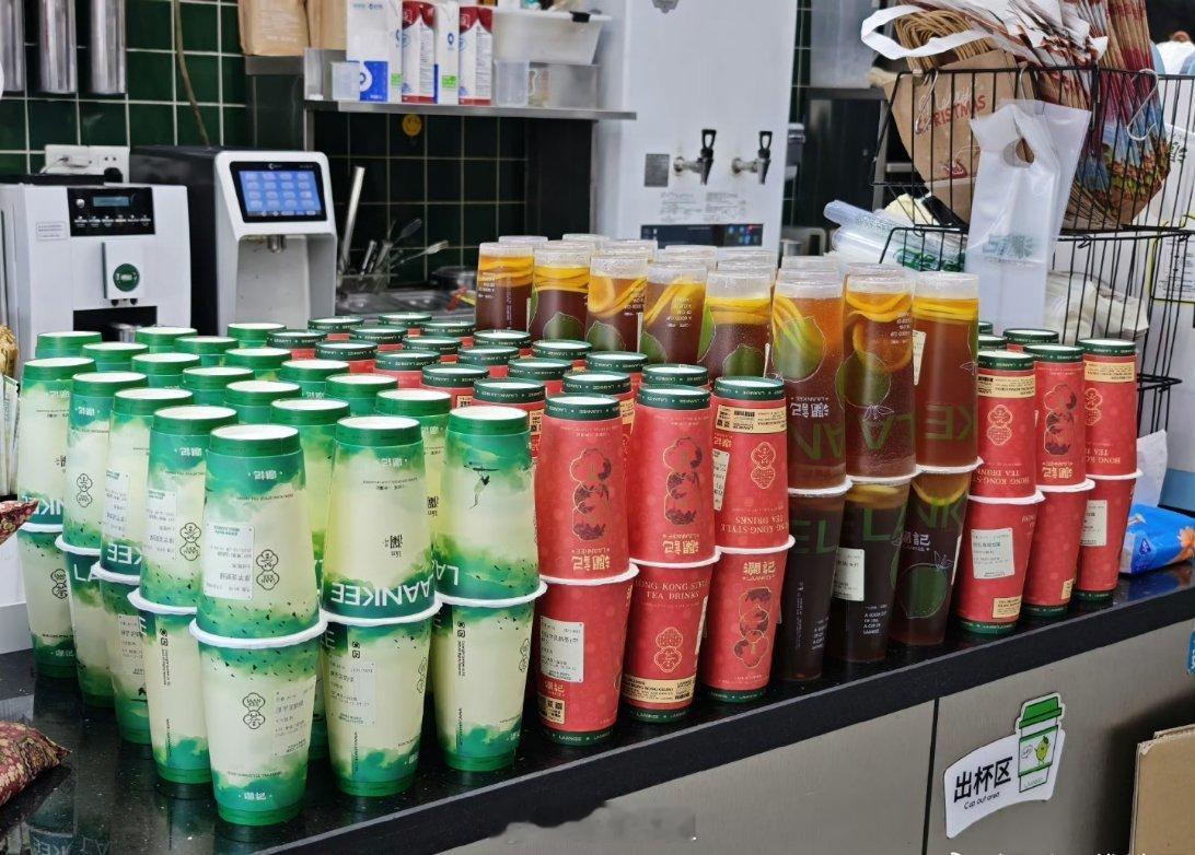 哇哦，丞磊还直接请《玉簟秋》的剧组工作人员一起喝奶茶了，大冬天的喝一喝热饮，真的