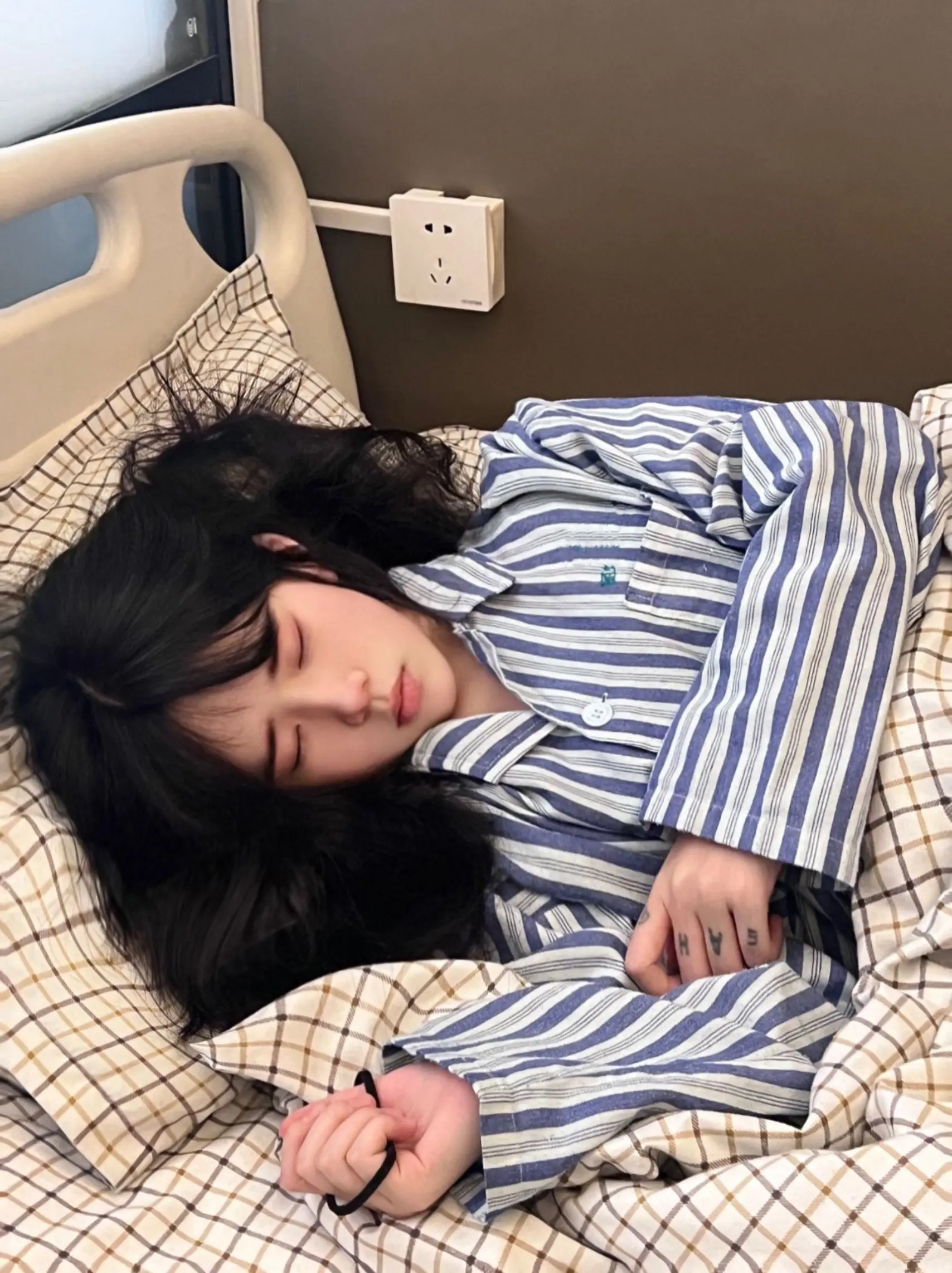 因为你从小缺爱又自卑 渴望被爱 受委屈的时候没有父亲为你出头 没有母亲...