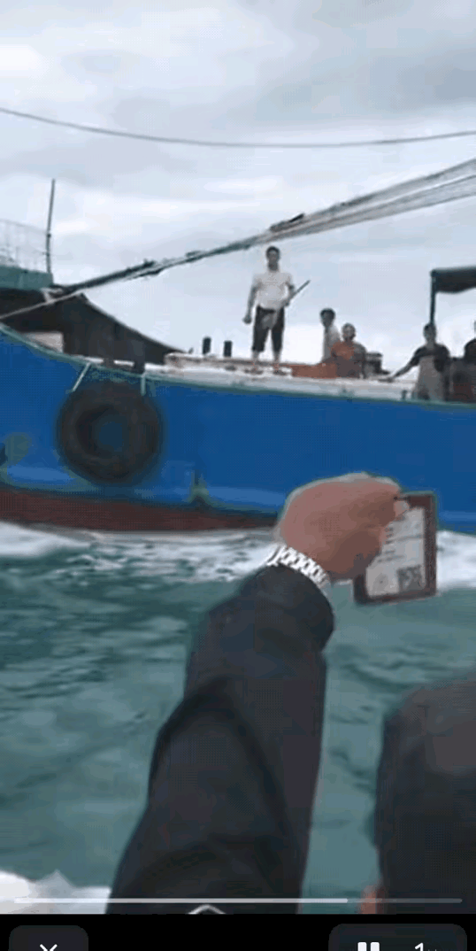 弯弯海盗企图扣押我方渔船，遭到福建渔民英勇抵抗，未能得逞！ ​​​