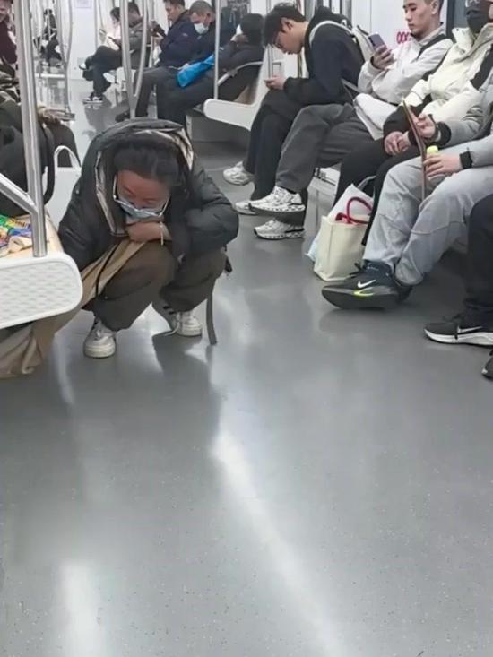 全网破防！女子地铁打翻奶茶，直接解围巾擦净，地铁急寻她送新围巾+礼包！
 
苏州