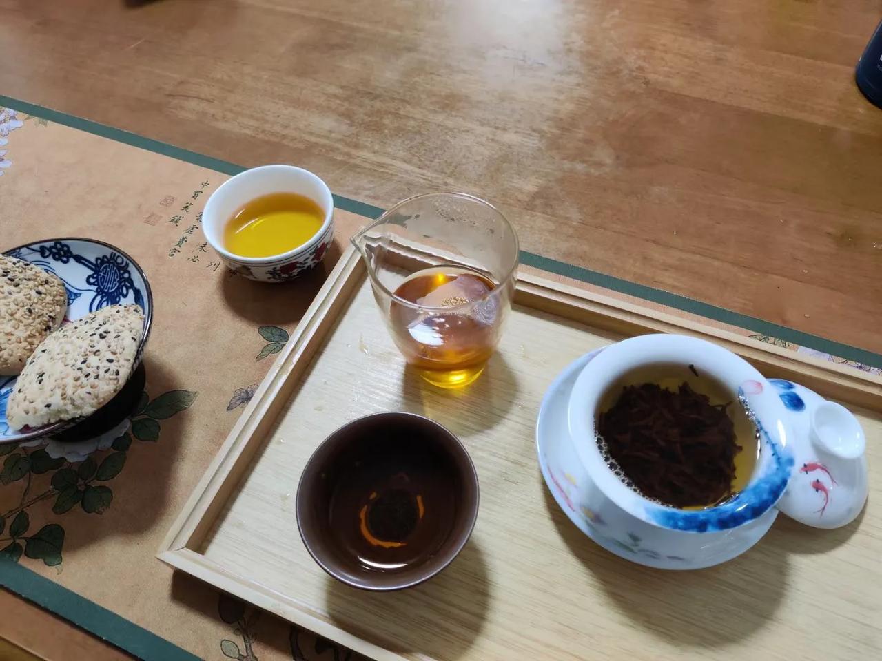 忙了一天，回家一杯茶，安静一会儿。

这几天又和去年一样，有点头晕，走路，站立，