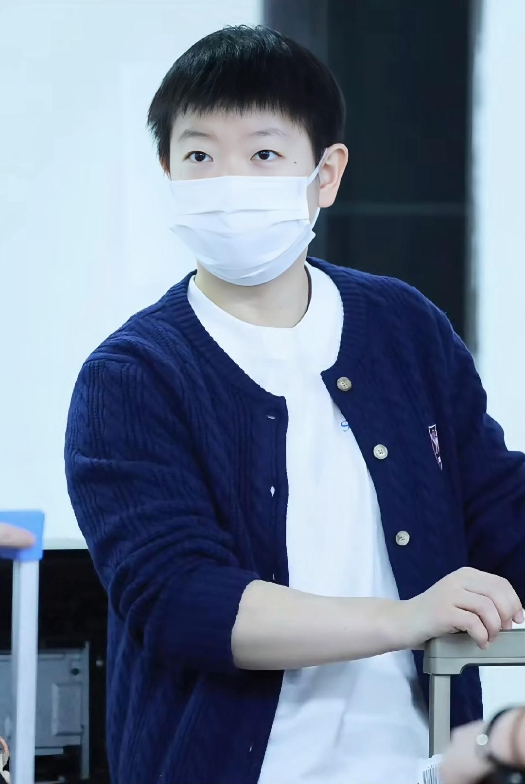 说几句心里话，
孙颖莎是运动员，
她不是演员明星，
今天她的这套穿搭，
真的很普