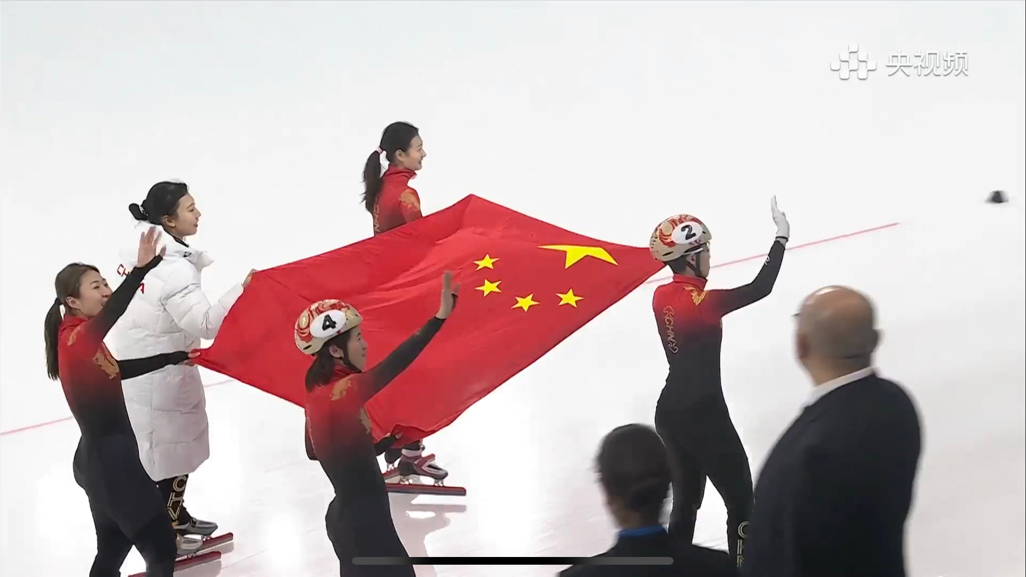 中国队短道速滑女子3000米接力金牌  姑娘们[抱一抱][抱一抱][抱一抱]终于