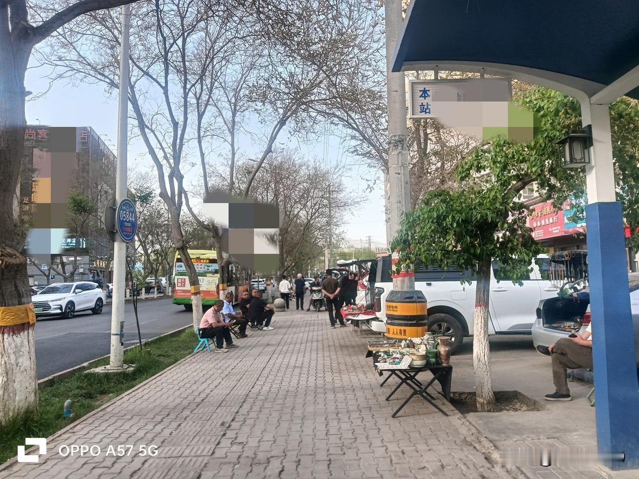 街上摆摊儿的多了，遛弯儿的却少了。
家里闷头看手机的多了，聚堆儿打牌的却少了。