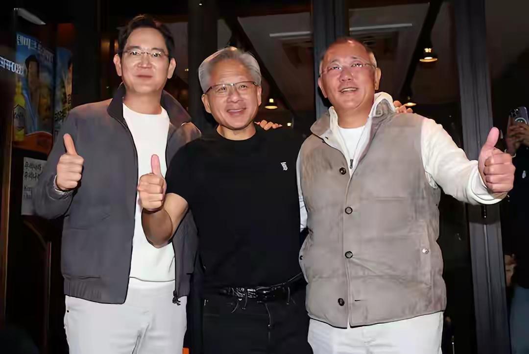 李在镕黄仁勋合影，他们还喝起了交杯酒，看得出来他们交情不错呀。