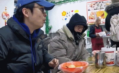 赵丽颖溢出屏幕的生命力 看着赵丽颖的笑容，便能感受到那份源于健康与自信的生命力。