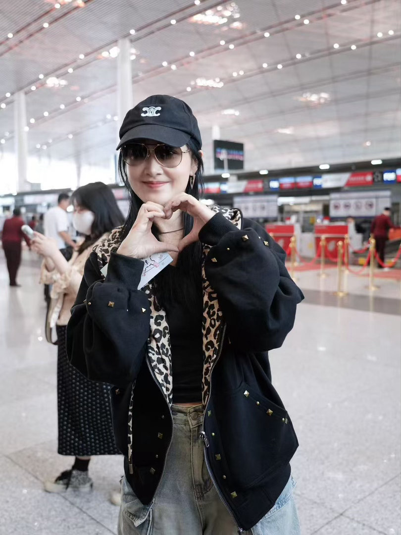 赵子琪出发浪姐机场路透赵子琪出发录制浪姐7 路透里的赵子琪，穿黑色外套气质在线。