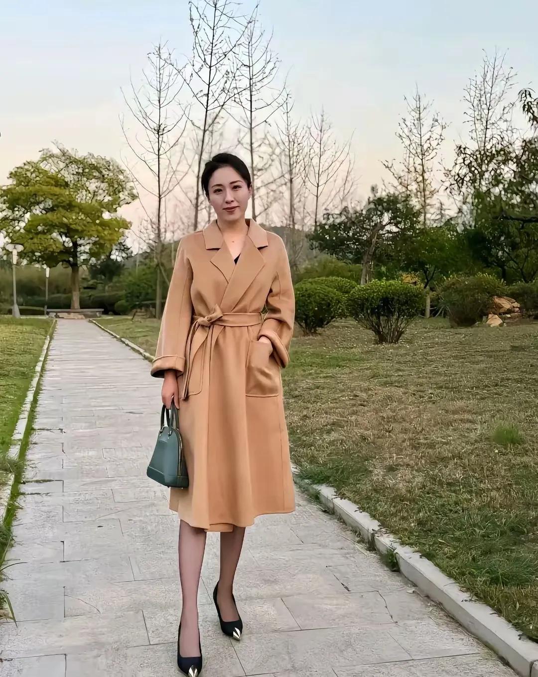 虽然岁月不饶人，但我依然选择优雅地做个中年少女，心怀浪漫，热爱生活。