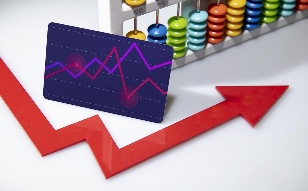 蝉声渐宏暑气张，
荷风溯源暗浮香。
蜻蜓乱点波光碎，
柳影挪资午梦长。