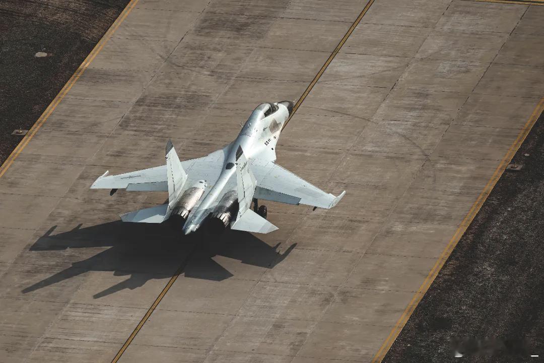 海航大J-11BS开展跨昼夜、高强度实兵对抗演练 