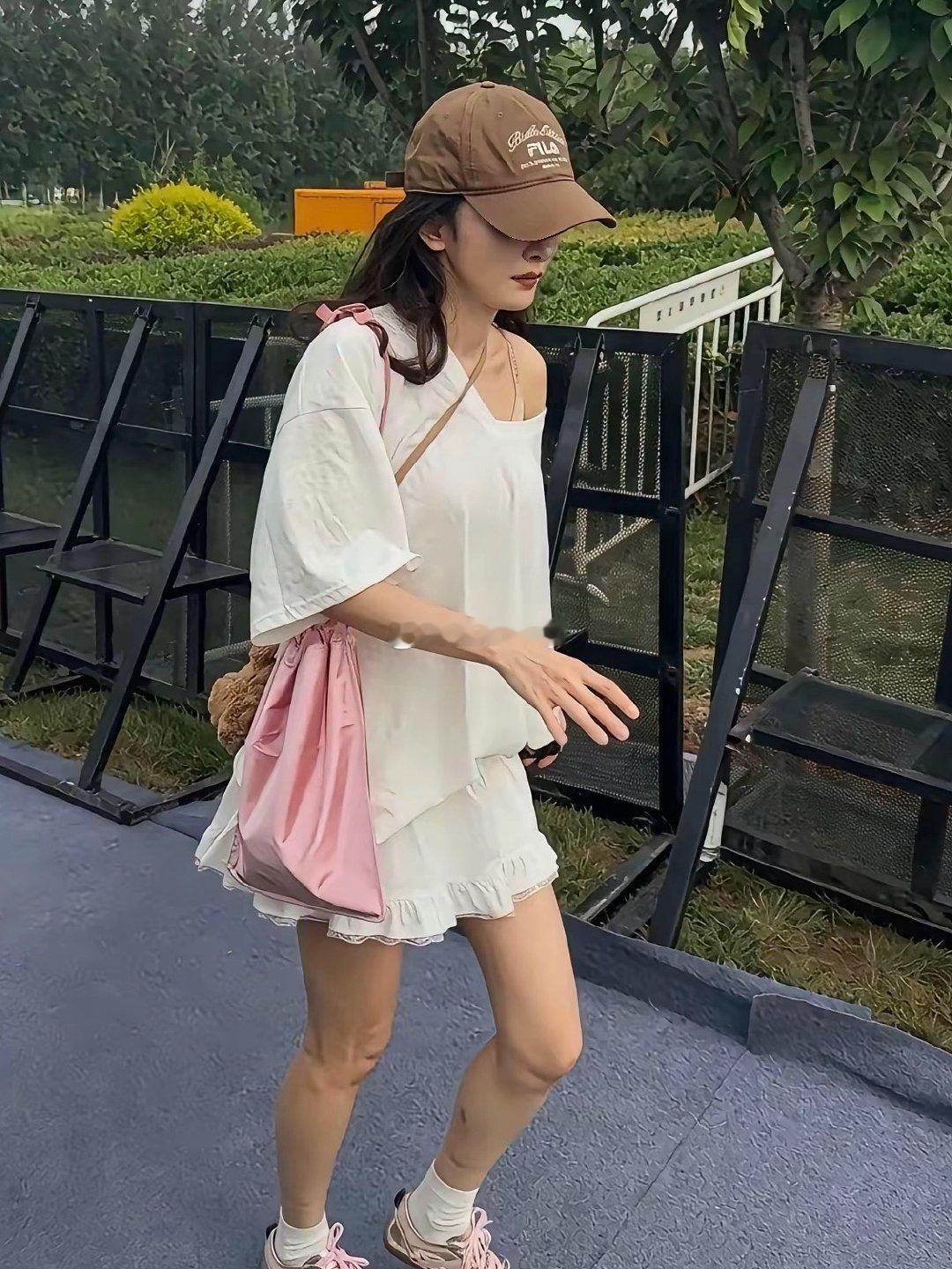 杨幂线下这样，好瘦好高呀 