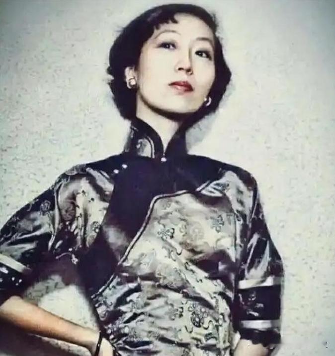 1956年，吃下堕胎药的张爱玲，在床上疼的直打滚。突然，孩子掉下来，她长舒一口气