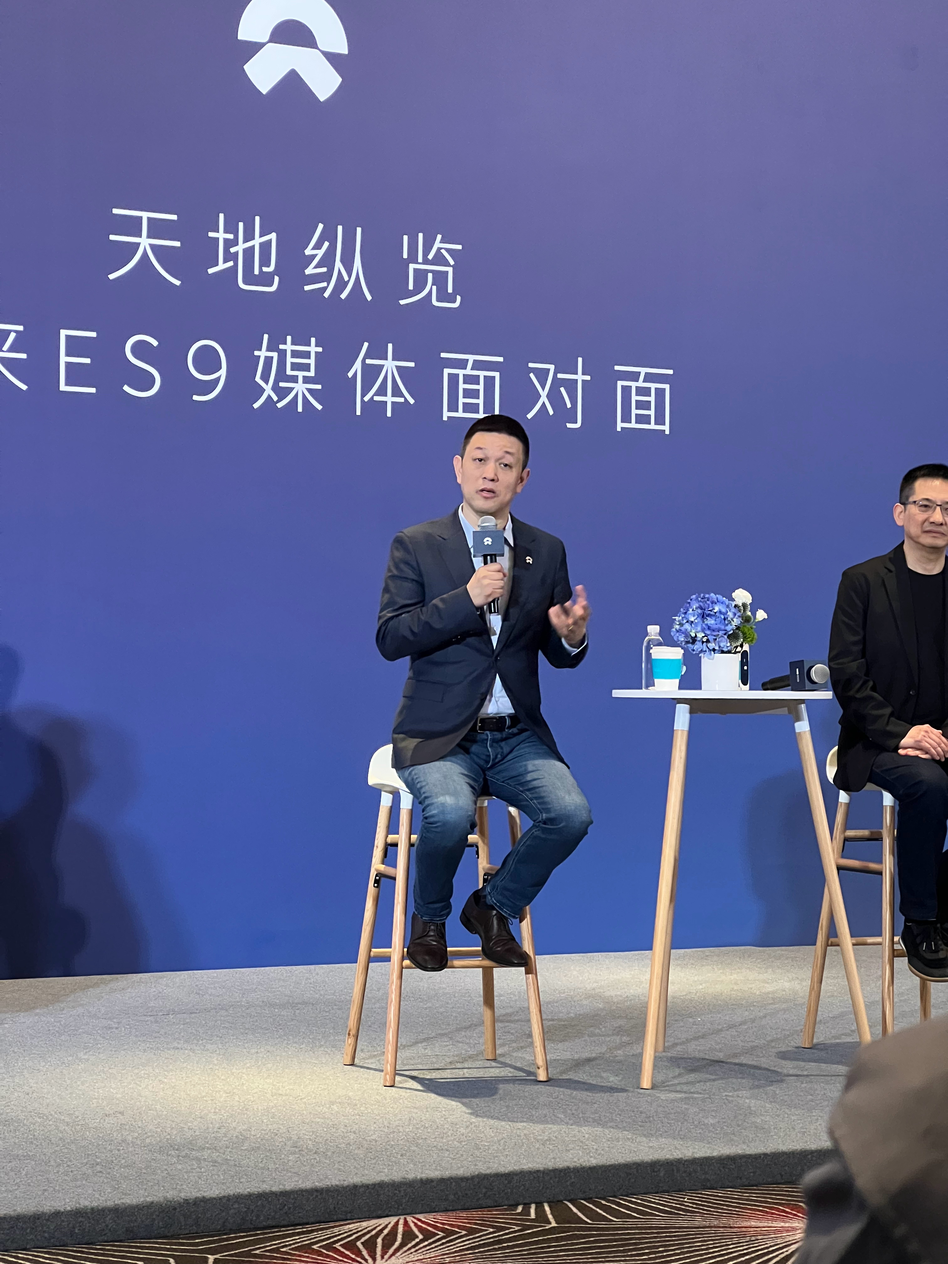 李斌：蔚来没有规划ES10，目前SUV最高就是ES9了。另外在六座版上已经解决了