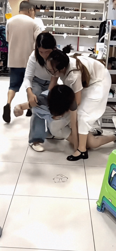 海姆立克法也考验施救者的体力啊！
在某商场里（上面广告牌写着“金城广场出口”），