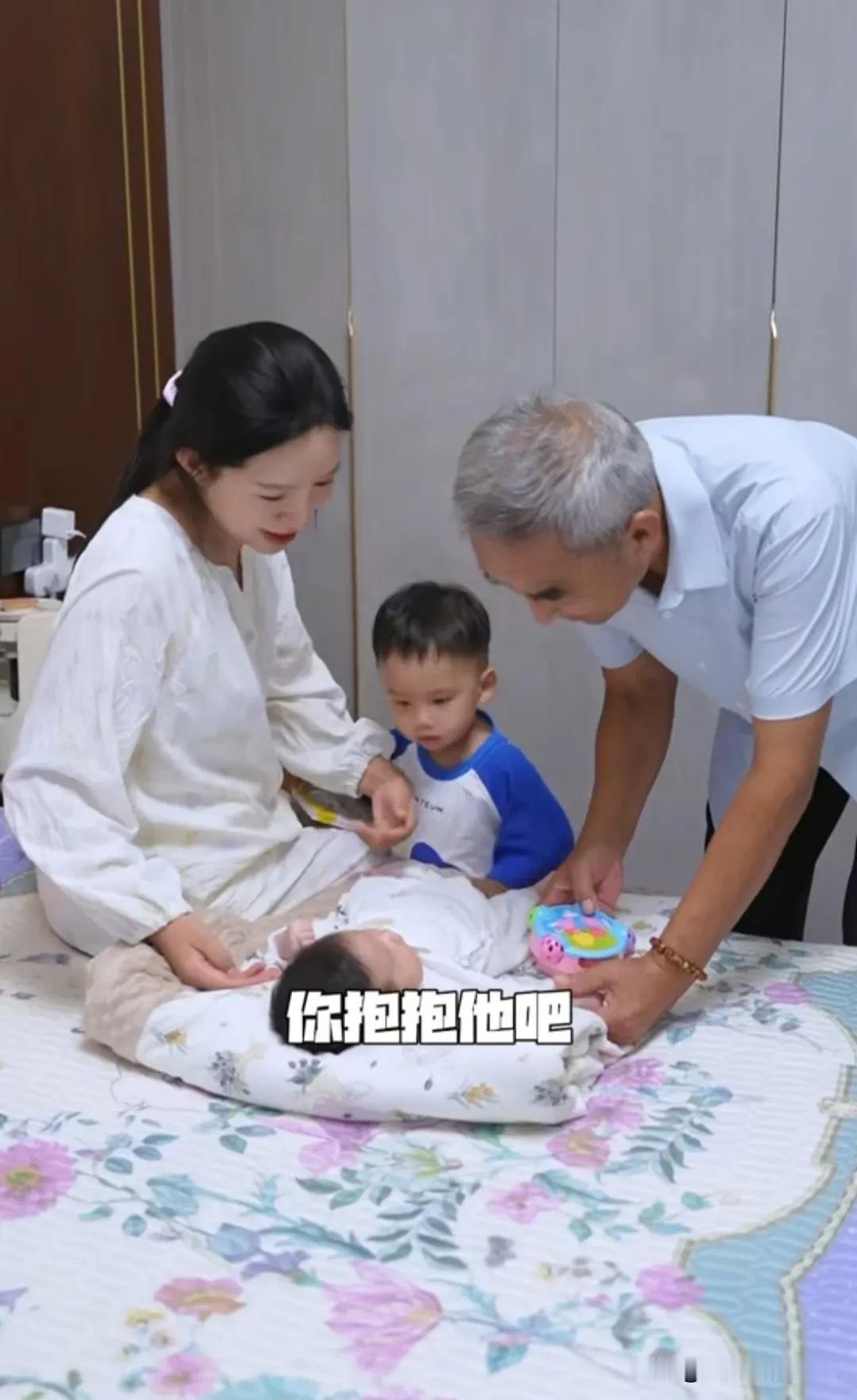 盼星星盼月亮，麦小登的二宝今天终于出院了。
        一家人开开心心去医院