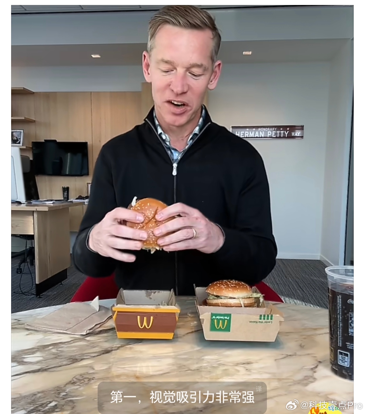 麦当劳CEO再被网友扒出假吃这种级别的人物，平时肯定不会经常吃汉堡炸鸡薯条的，但