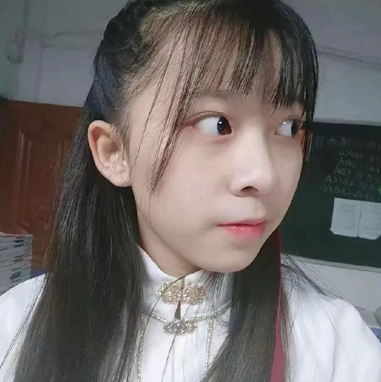 百色教师性侵学生案，女生符月华很漂亮，大大的眼睛很灵动，成绩也很优异，是人们口中