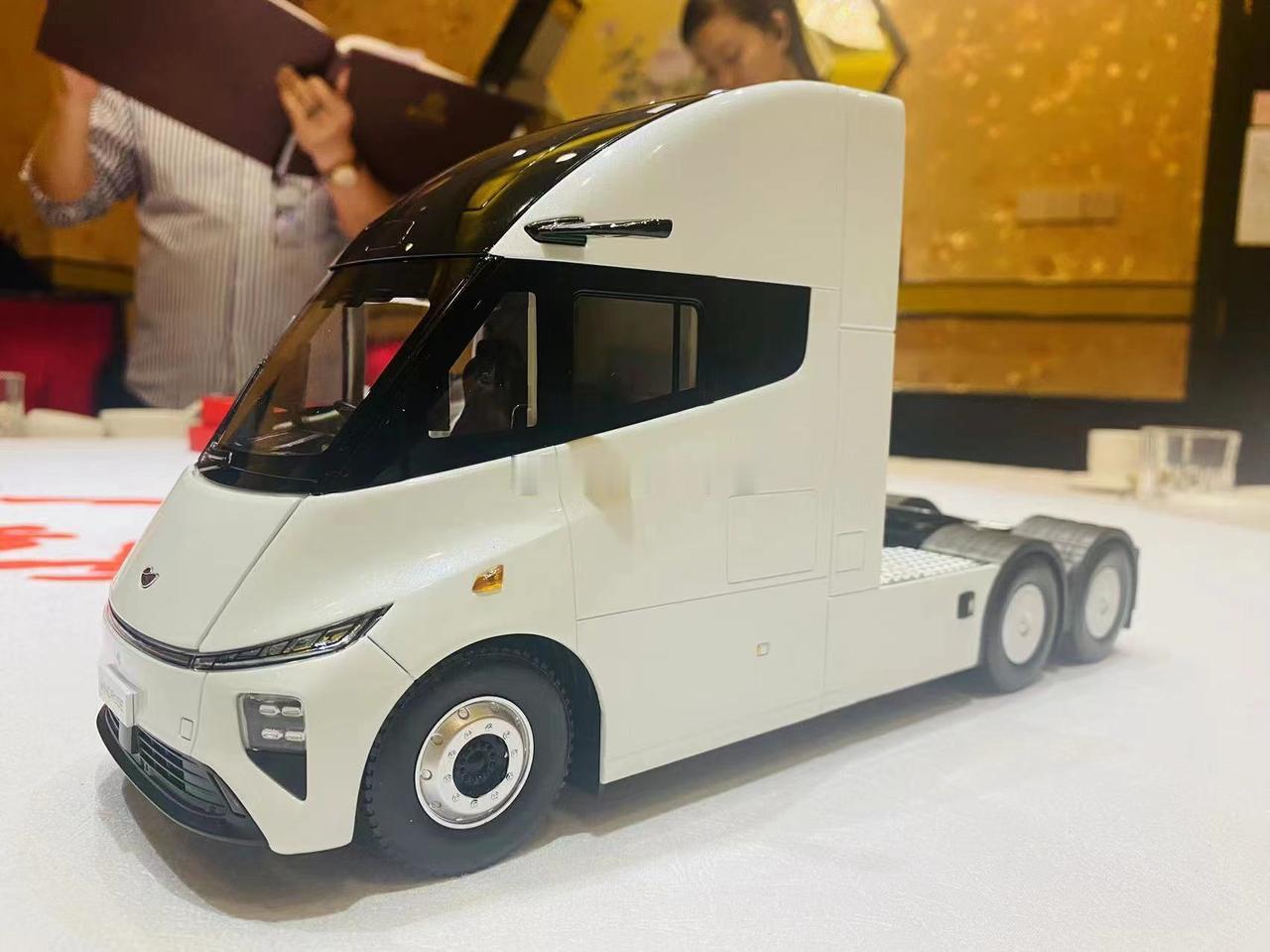 这是什么牌子的卡车啊？？？新能源吗？？