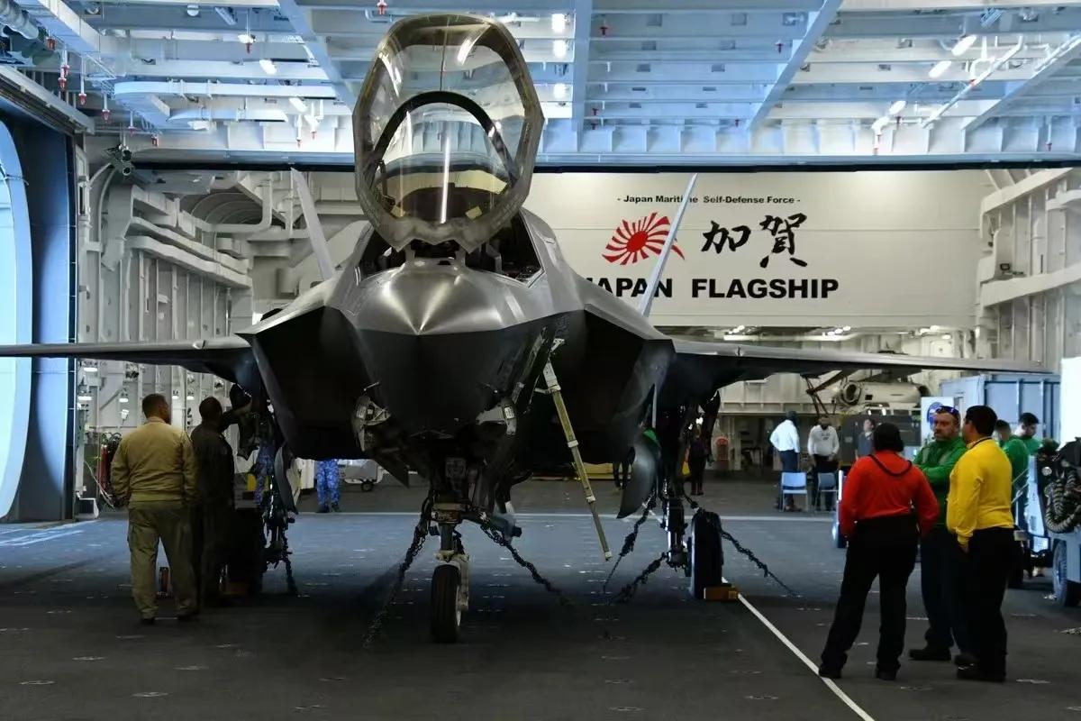 日本海上自卫队刚刚公布了“加贺”号航空母舰的最新舰载机，一架F-35B垂直起降隐