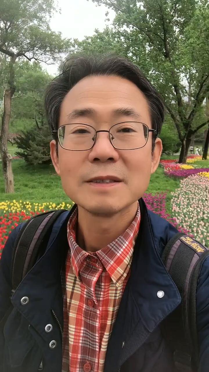 这里是北京的植物园，花的世界，花的海洋。北京花最多的地方就在这里，你这人也是最多