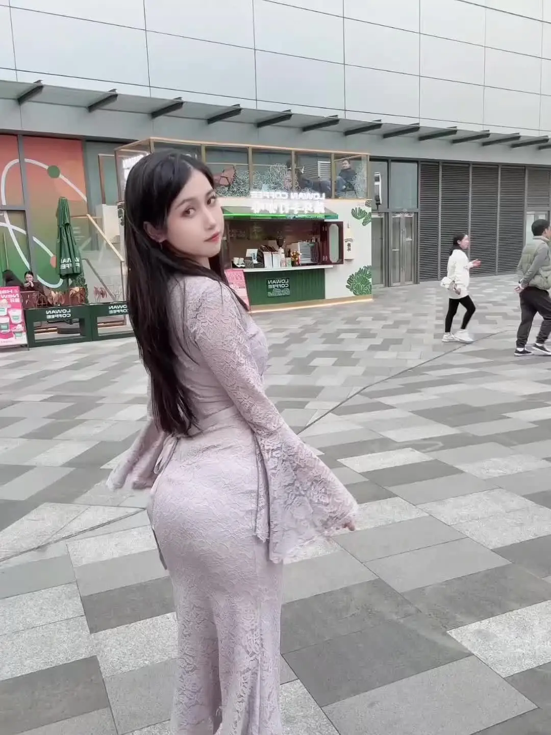 又不是很熟  叫老婆就好了