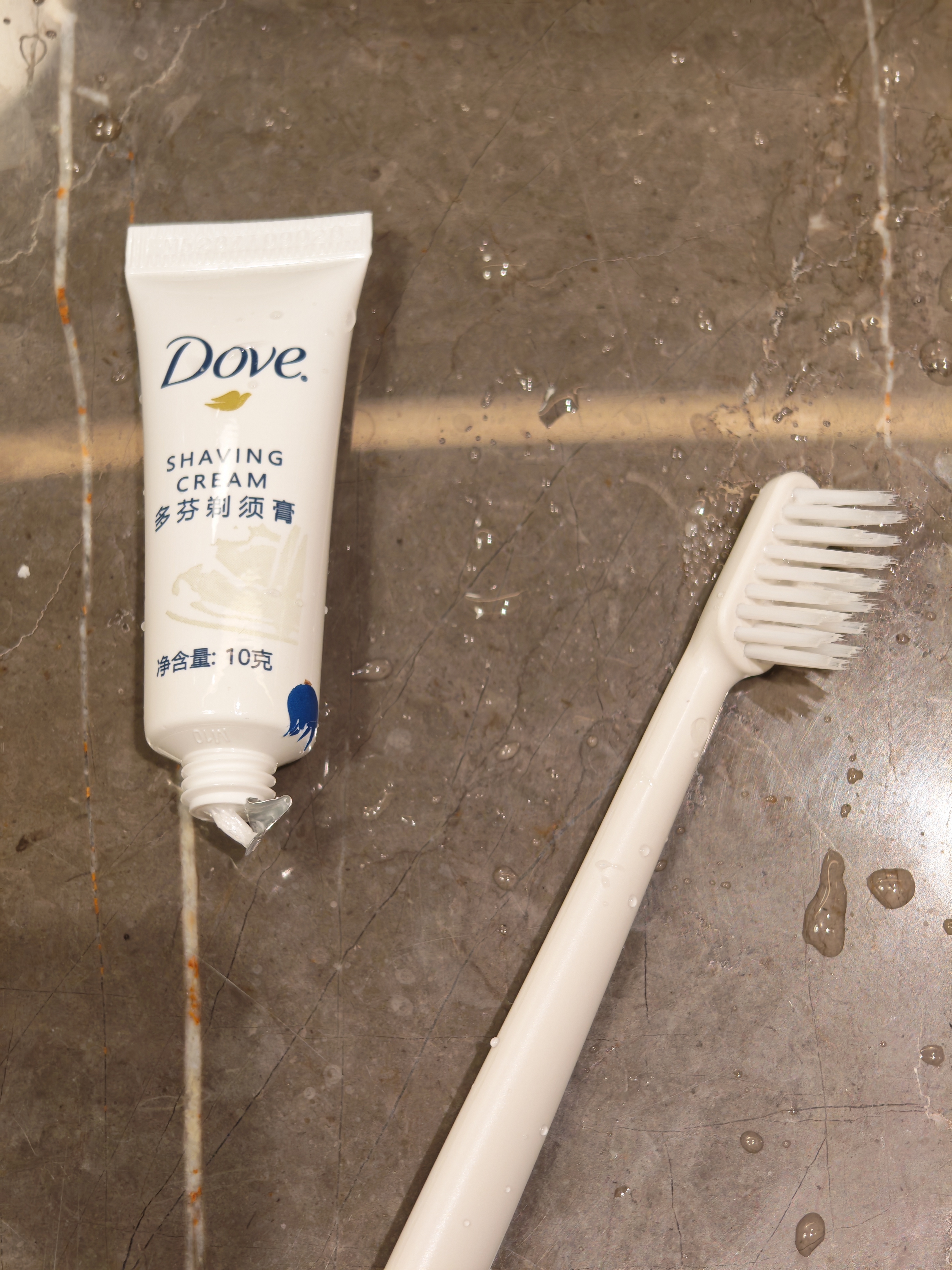 早上好呀老铁们，早上起来刷牙，越刷越感觉嘴里味道不太对劲。仔细一看，原来把剃须膏