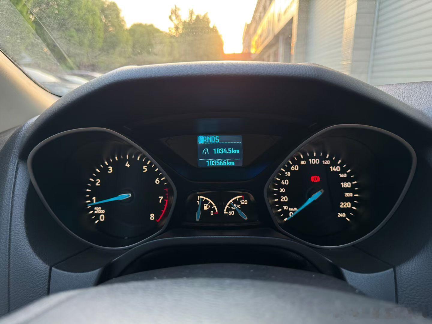 最近来两台两箱自动挡小车，这类车我认为在未来的保值率还是经得住动荡的，我可以为这