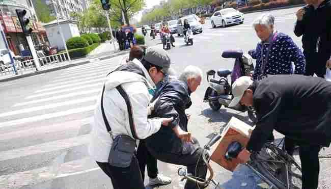 田伯伯住我楼下，今年七十五六了。

他这年纪的人，经历得多——年轻时上山下乡，在