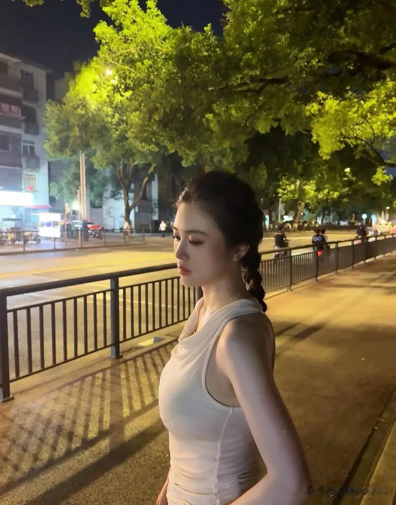 霓虹微光映照，
成熟魅力悄然流露。
每个转身都是自信的缩影。  
不为取悦谁，只