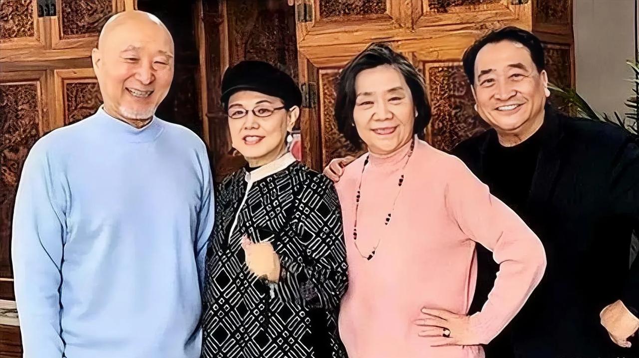 这张合照挺有意思，两位夫人故意调换了位置，姜昆还把手搭在老嫂子的肩上，纯粹的友谊