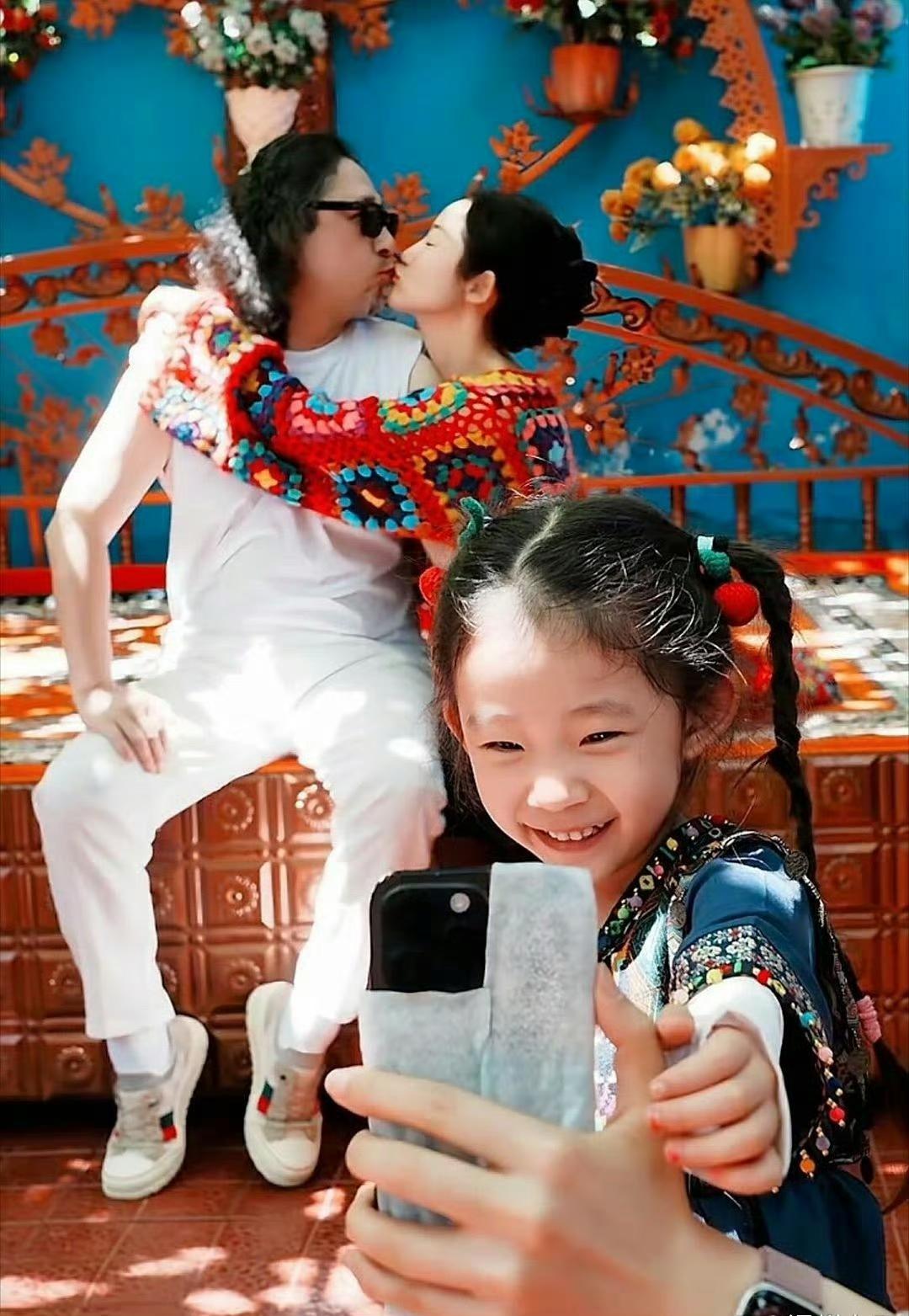 感觉万千惠是真的很爱三宝。

每一次，她和三宝一起拍照，都没有任何的勉强，嘴角都