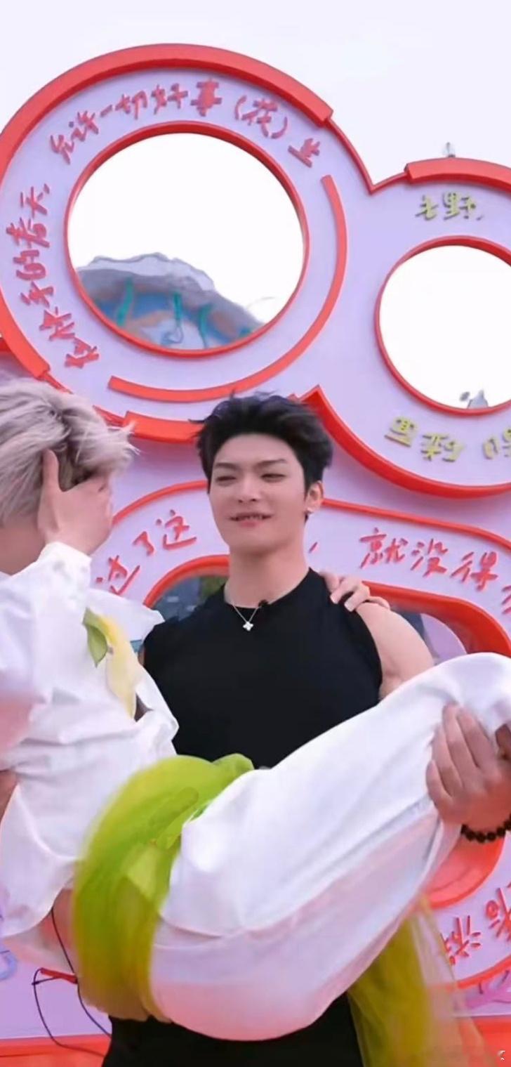 沈阳游乐园NPC比爱豆还会营业沈阳游乐园NPC直接封神！露肌营业、蒙眼摸身猜动作