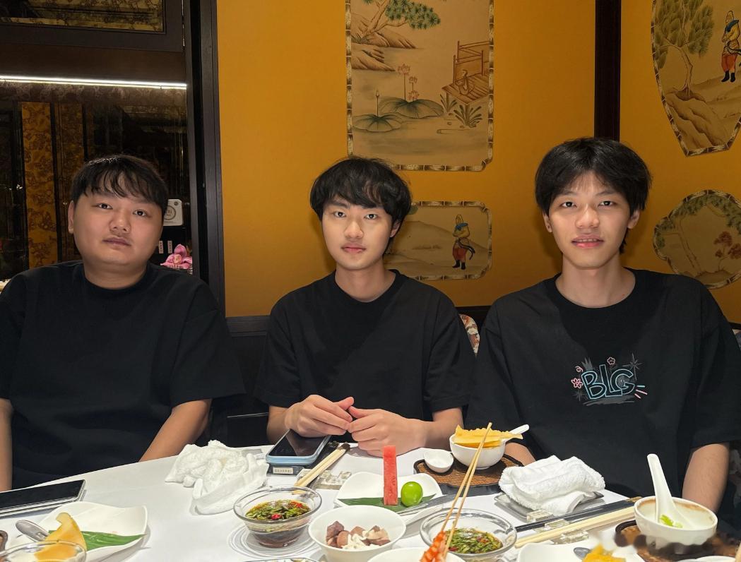 给我的感觉就是Knight变帅了，牙膏变胖了，和On在一起像是一家三口[泪奔][