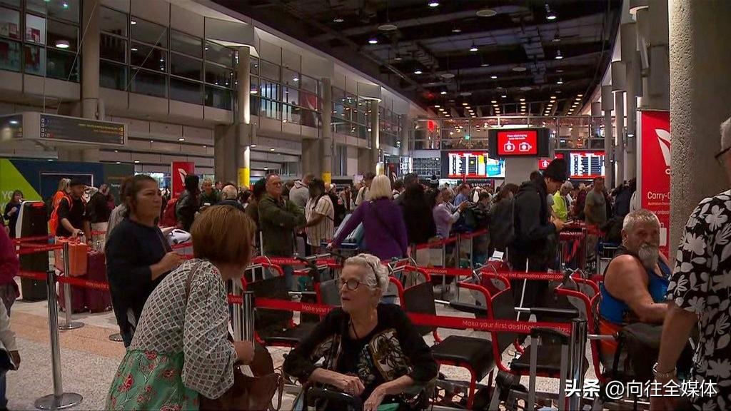 全美乱套！机场瘫痪、物价飞涨，特朗普派精锐接管，美国民众苦不堪言
 
美国国土安