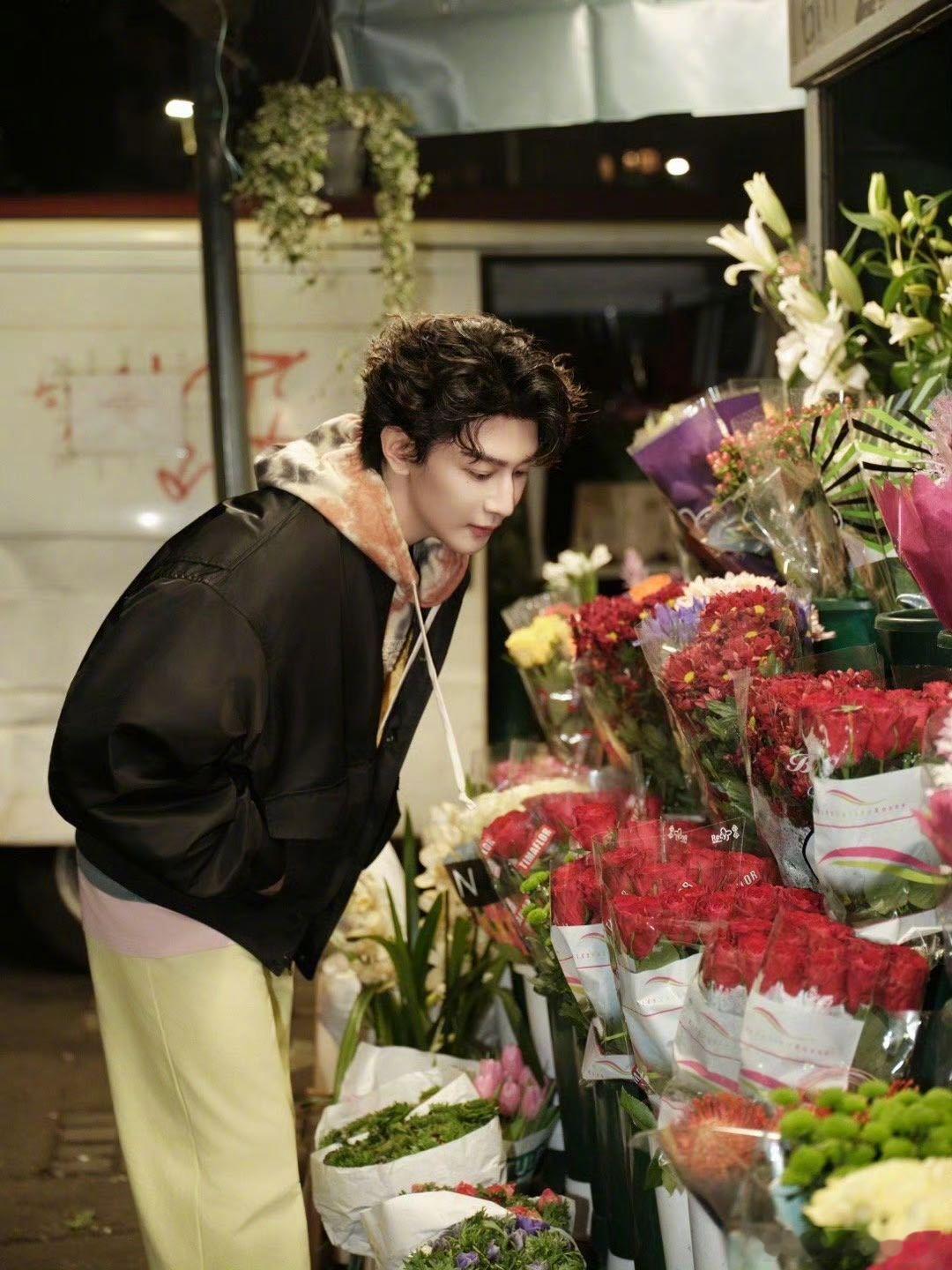 夏之光米兰街头氛围感随拍 夜幕，灯火，鲜花。这组米兰随拍真帅出了新高度。鲜花和少