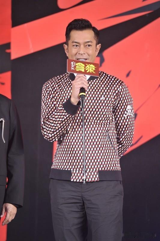 向华强说，古天乐，几乎压了他全部身价，拍《寻秦记》，他拍了一段时间也花干钱。他找