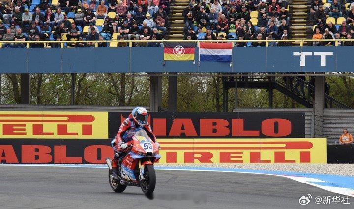 张雪机车 可惜了53号法国车手瓦伦丁 获得第7名因大雨天气和37号车手摔车引发红