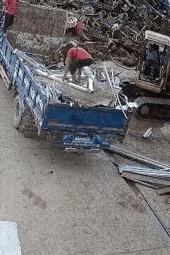 大妈卖废品，她从车上把废品往下扔，她万万没想到，一不小心，自己把自己扔了下去。