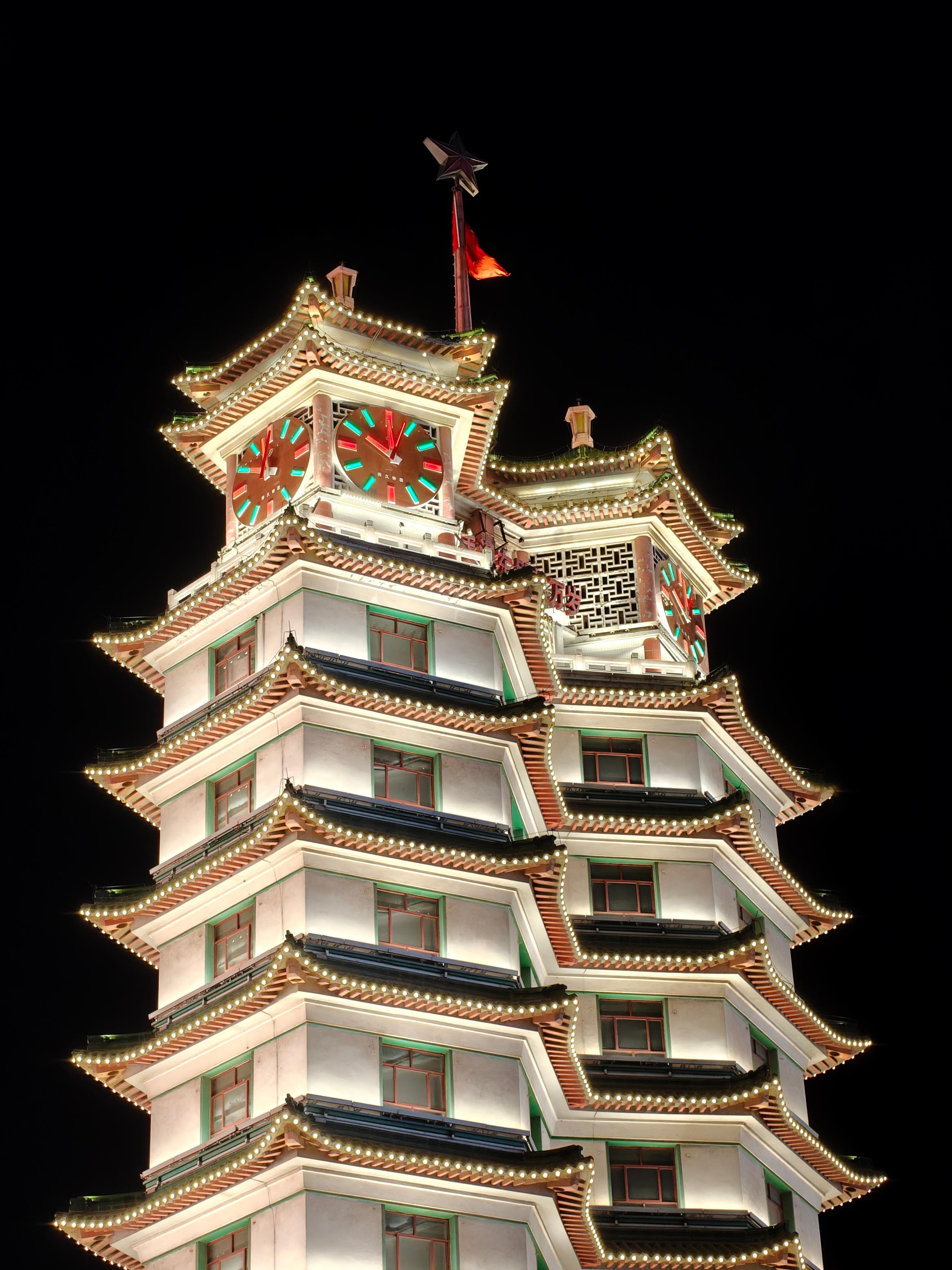 感觉二七广场的审美变高级了，以前二七塔要么是红不拉叽，要么是黄不拉叽，很像乱用R