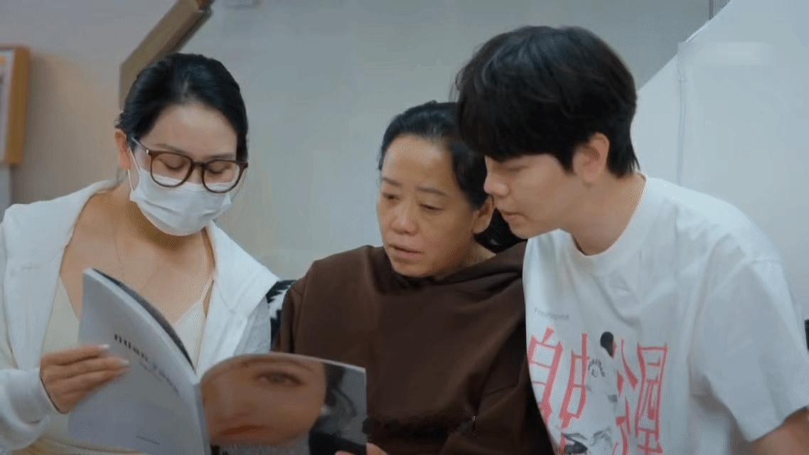 看得鼻子一酸，自己省吃俭用，对孩子却永远大方。 