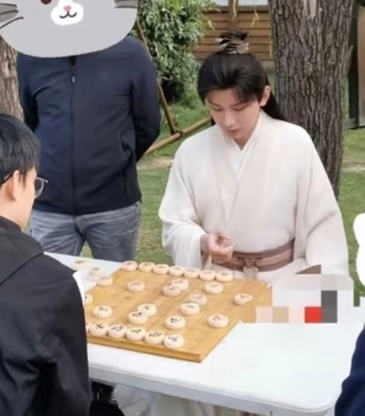 成毅沉迷下象棋 笑死了 不断加码  咱哥这个人设是拜托不掉了哈哈哈都是别人说的，