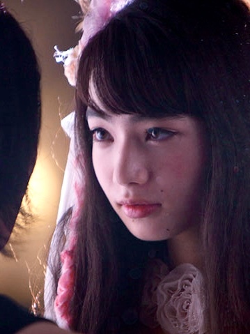 2014年，十八岁的小松菜奈，在《渴望》中的一幅剧照。 ​​​