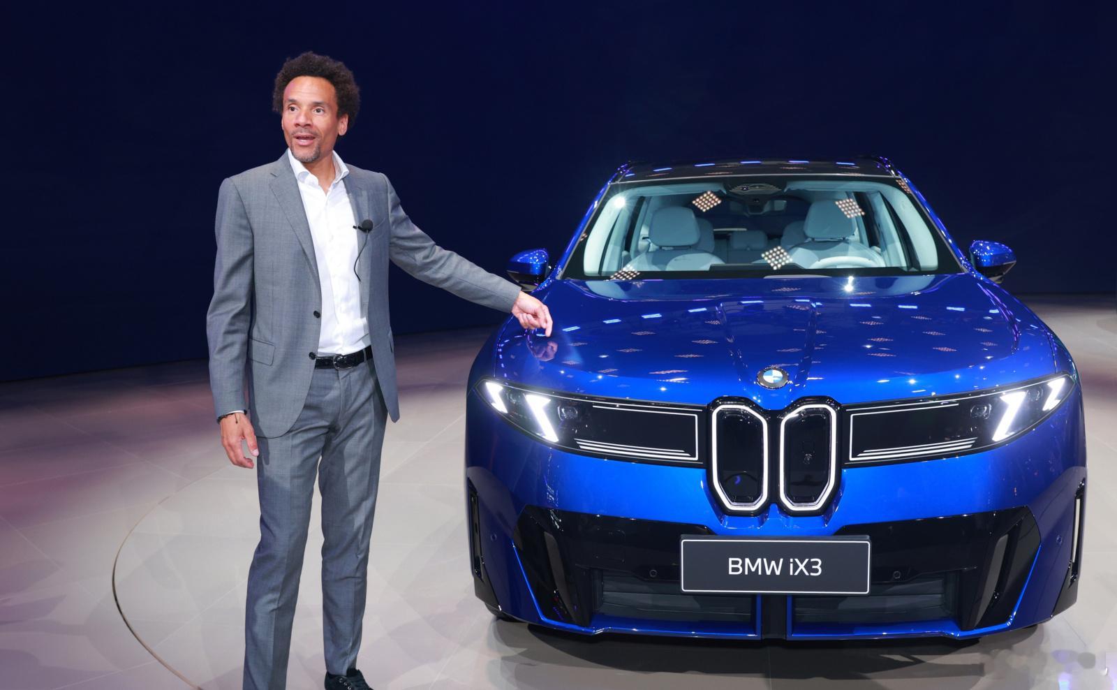 和宝马的设计师确认过了，这辆绿色的国产长轴距i3，颜色就是曼岛绿，之前M系列才有