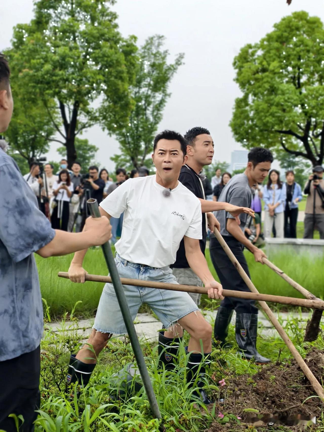 沙溢在综艺里那搞笑劲儿大家都有目共睹，可要是想学邓超那两下子，还真有点班门弄斧了