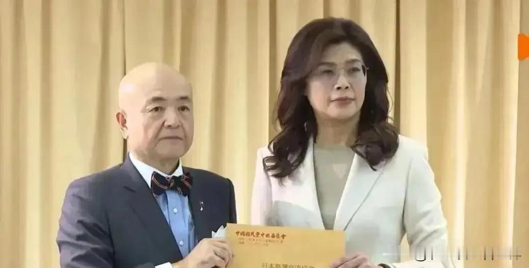同样是为日本熊本地震捐款，有人低调行善，有人偏偏选敏感日期高调办仪式。
 
10