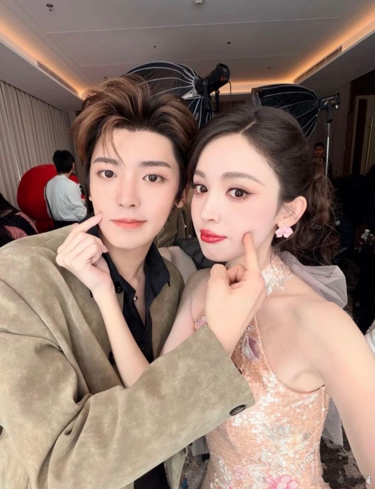 我家cp回应二搭就这么大大方方 直播名场面！娜扎“随时可以”主动递话，侯明昊小鹿